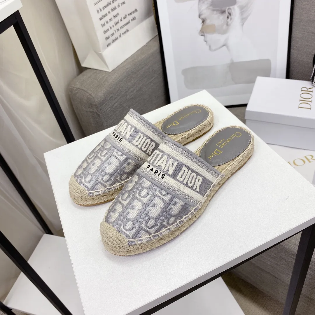 👟👟Ex-factory price 400👟👟 If the top version (original embroidery is done one to one) is cheaper, please avoid Dior | Dior ²⁰²¹𝐬𝐬🧡💚2021 early spring new products top version ⚠️The counter features the latest fisherman shoe series, hard goods are new🆕❥purchase level! Full of high-end feel! A popular model among bloggers at home and abroad, it’s retro and fashionable and looks amazing on your feet! Mainly recommended model on the official website ★━━━━━ ЅᏇєєt ━━━━━▪️ Upper: Original copy of pure cotton thread ➕ Three-dimensional electric embroidery ▪️ Lining: Imported water-dyed sheepskin lining ▪️ Outsole: Original handmade hemp rope combination wear-resistant rubber outsole ▪️ Shoe size: 35-39 (40 is custom-made and cannot be returned or exchanged) ▪️